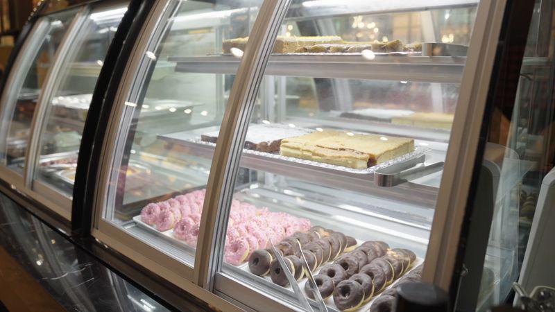Kagedisk med kager og donuts