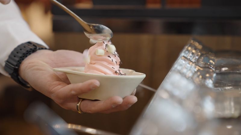 Softice med toppings i en skål