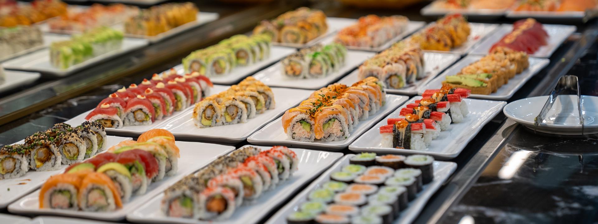 Sushibaren hos King Buffet med nigiri og inside-out ruller