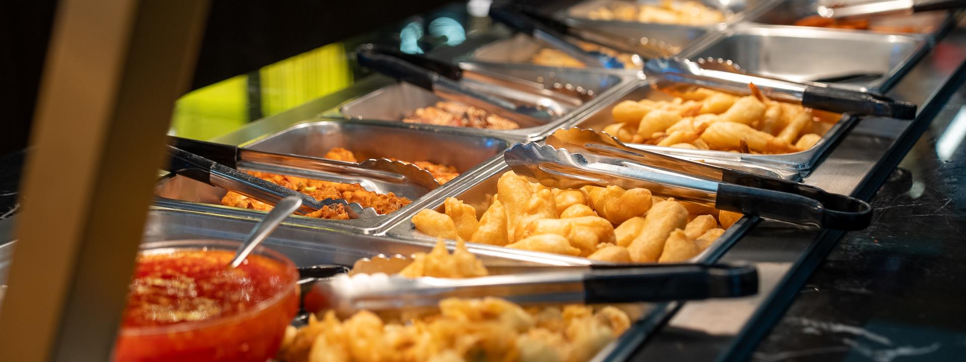 Varme retter i bakker, klar til servering som buffet