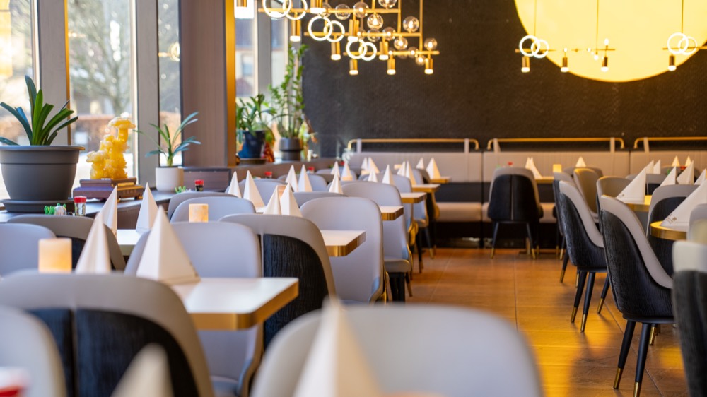 Spisesalen hos King Buffet, med runde borde og varmt lys