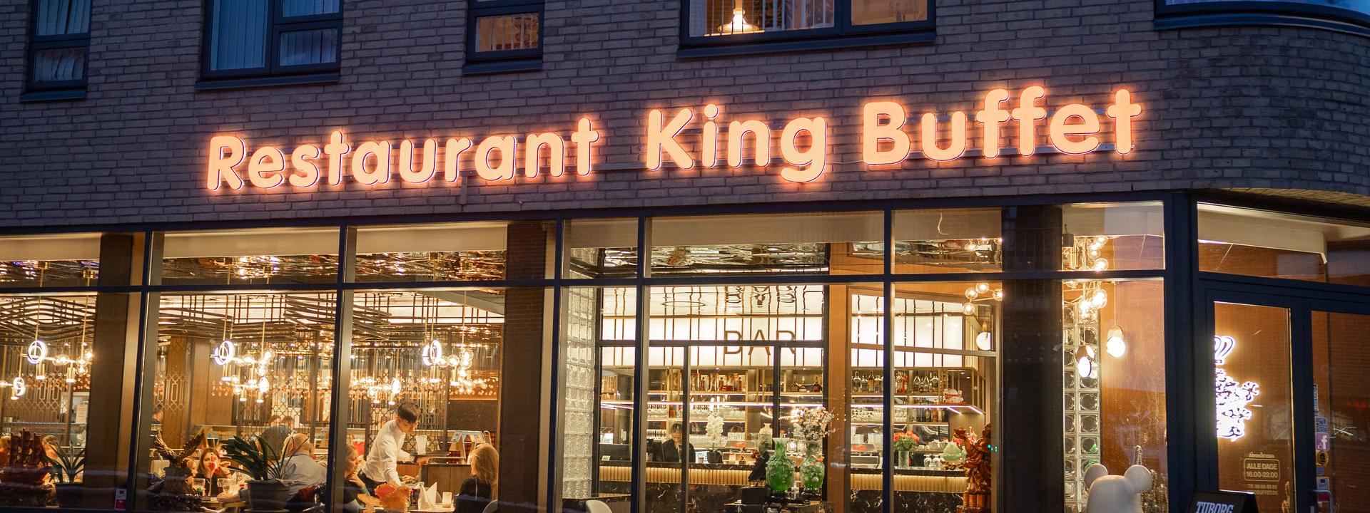 Restaurant King Buffet i Silkeborg set udefra om aftenen