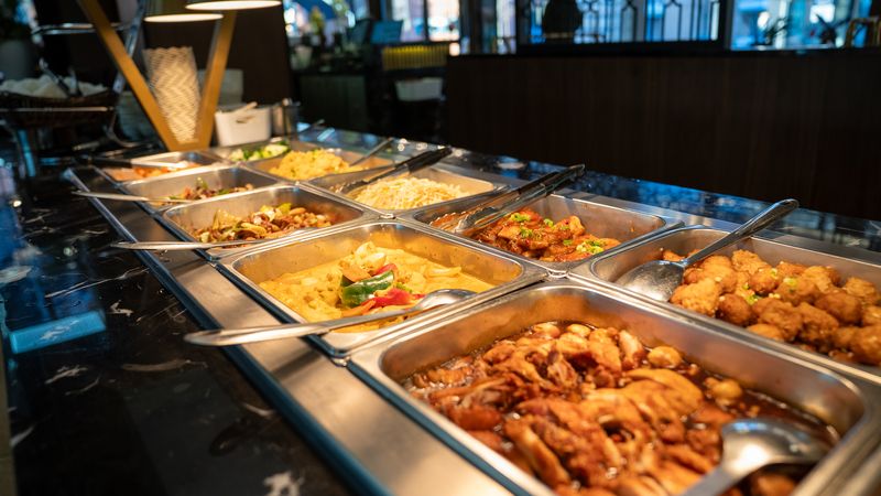 Varme kinesiske retter i buffeten