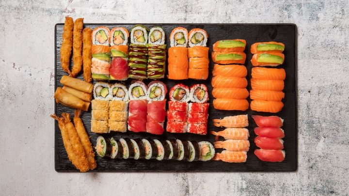 Menubakke med sushi og forretter