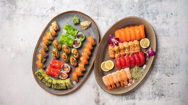 Sushimenu på fade